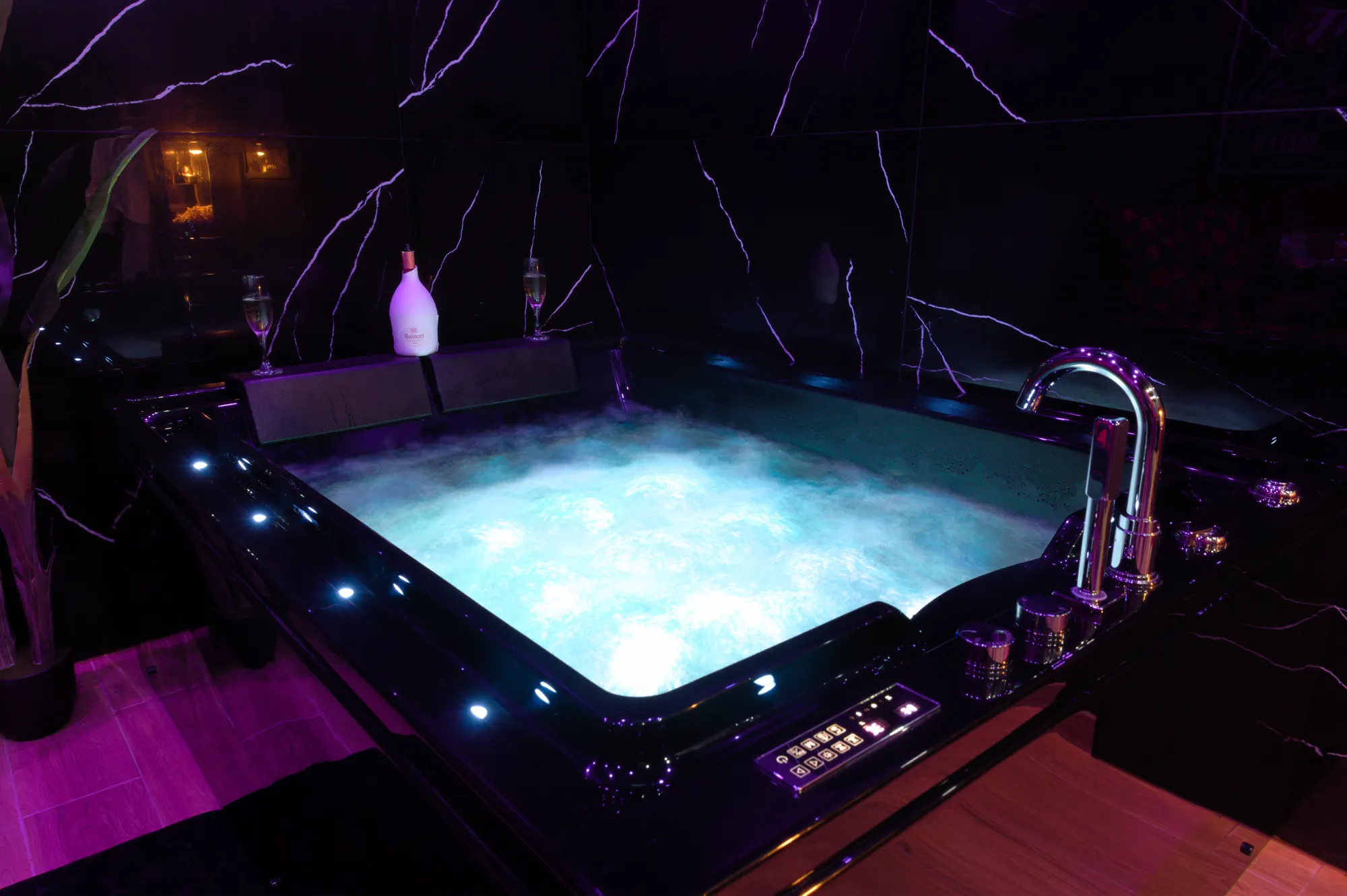 Jacuzzi balnéothérapie XXL de la loveroom Cinéma Room