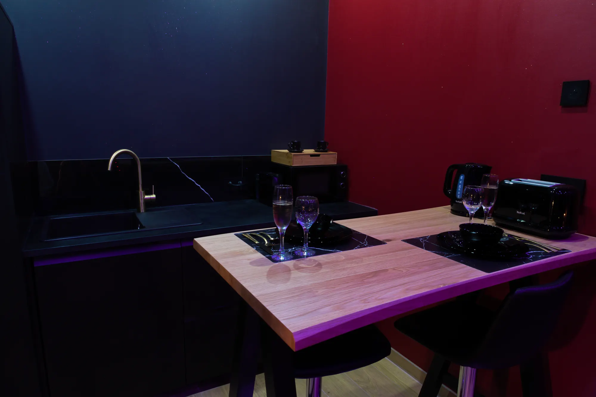 Kitchenette équipée de la loveroom Cinéma Room